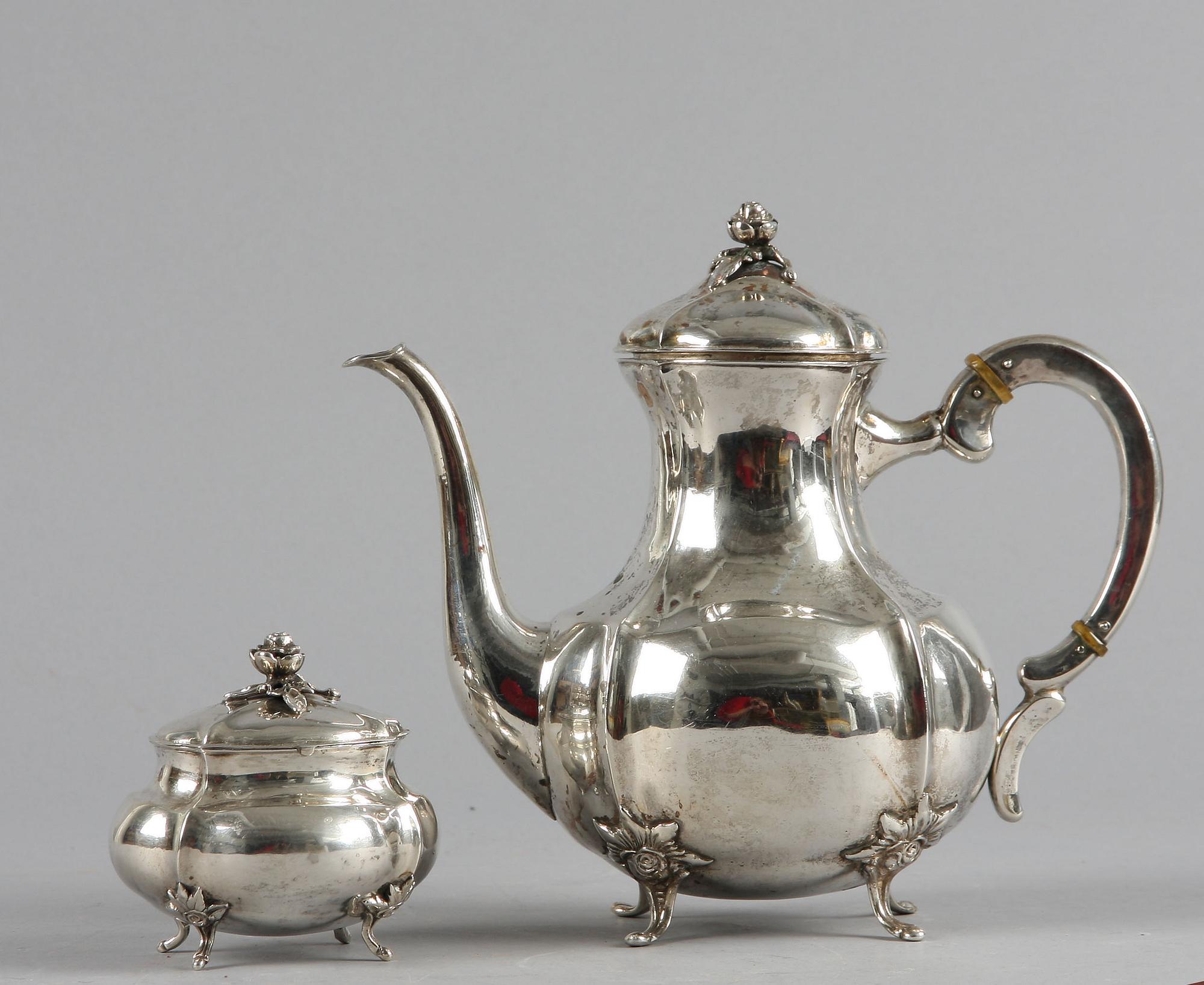 KAFFESERVIS, 2 delar, silver, rokokostil, svenska importstämplar, 1900-tal. Vikt c:a 700 + 180 g.
