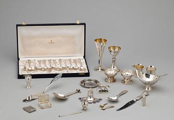 PARTI SILVER, 34 delar, bland annat 12 kaffeskedar, Danmark, med svenska importstämplar. 1900-tal. Totalvikt ca 890 gram.