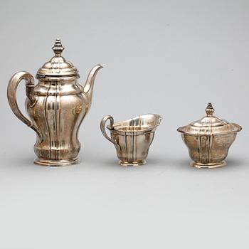 KAFFESERVIS, 3 delar, silver, rokokostil, svenska importstämplar, 1900-tal. Vikt ca 900g.