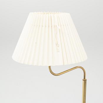 Josef Frank, golvlampa, "Lilla Kamelen", modellnummer 2568, Firma Svenskt Tenn.