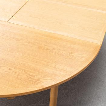 Børge Mogensen, a round 'Öresund' oak dining table.