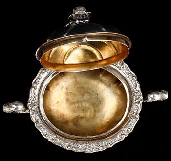 SKÅLAR, 2 st, silver, en med svenska konstrollstämplar, 1900-talets första hälft. Tot vikt ca cirka 658 gram.