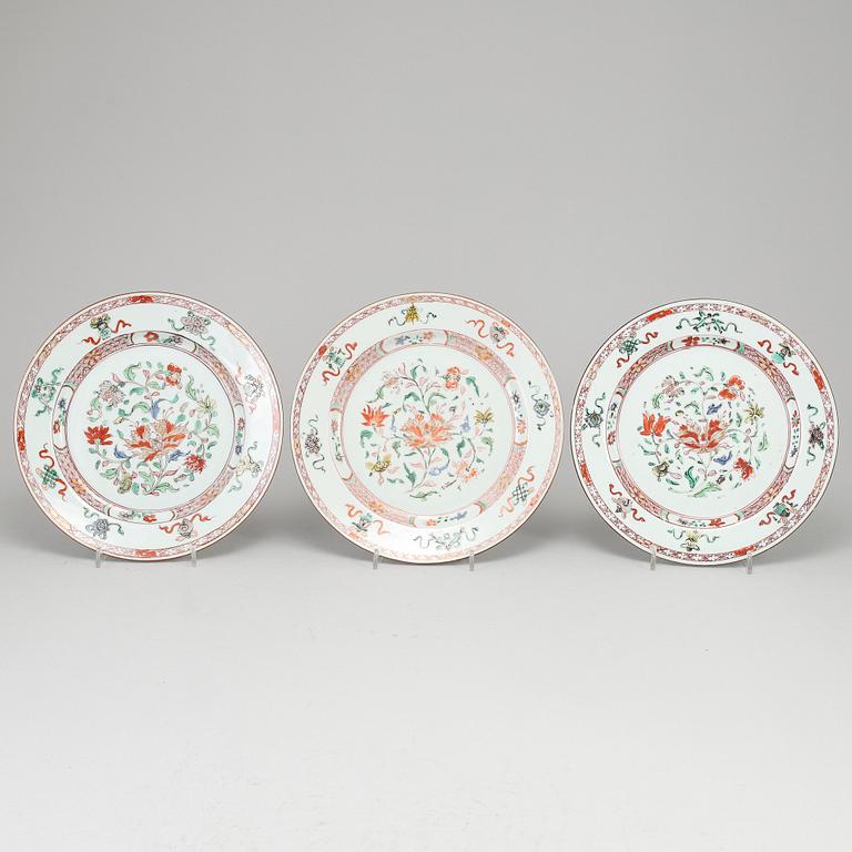 A set of three famille verte dinner plates, Qing dynasty, early 18th Century.