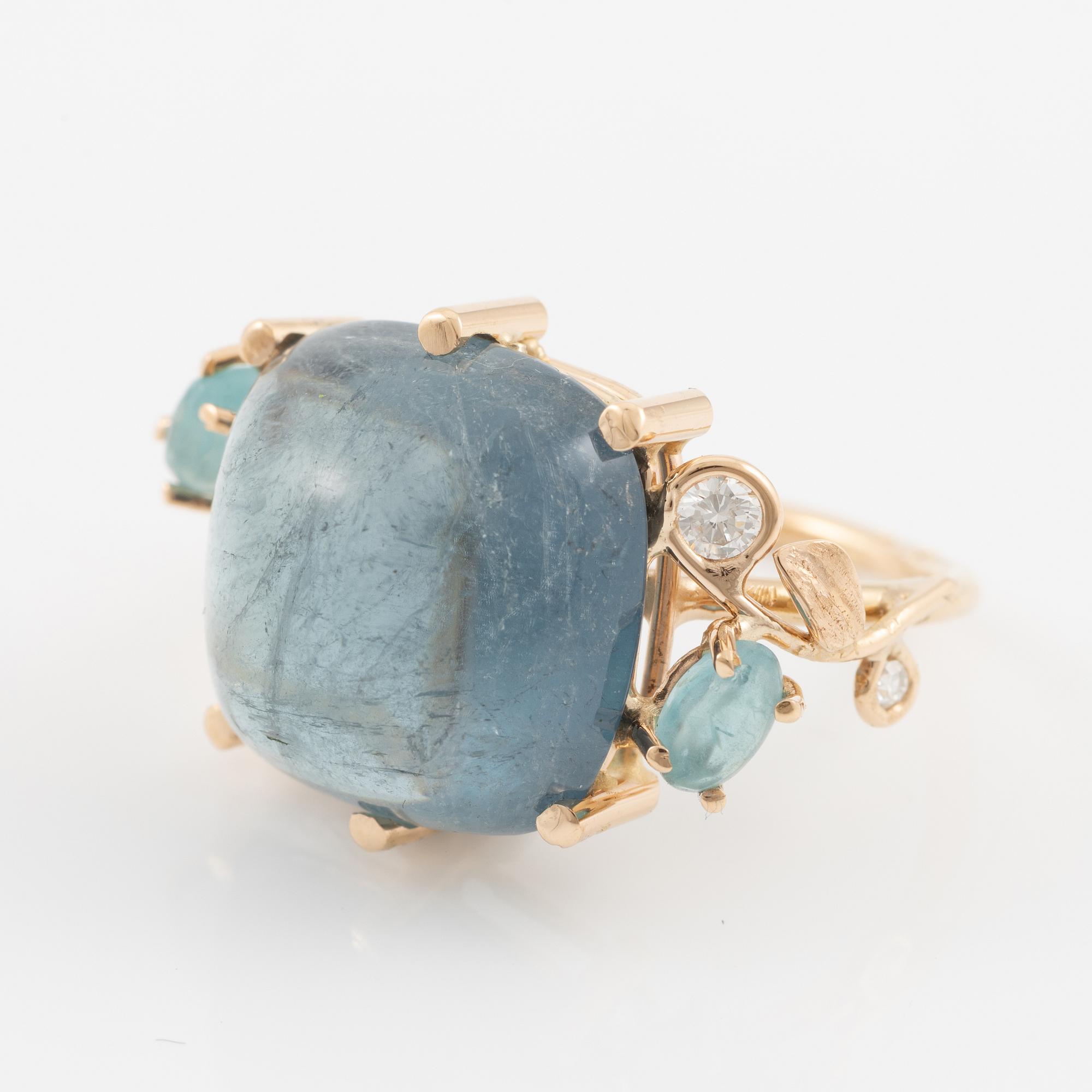 Ring, Mandelstam, 18K guld med cabochonslipad blå turmalin, apatiter och briljantslipade diamanter.