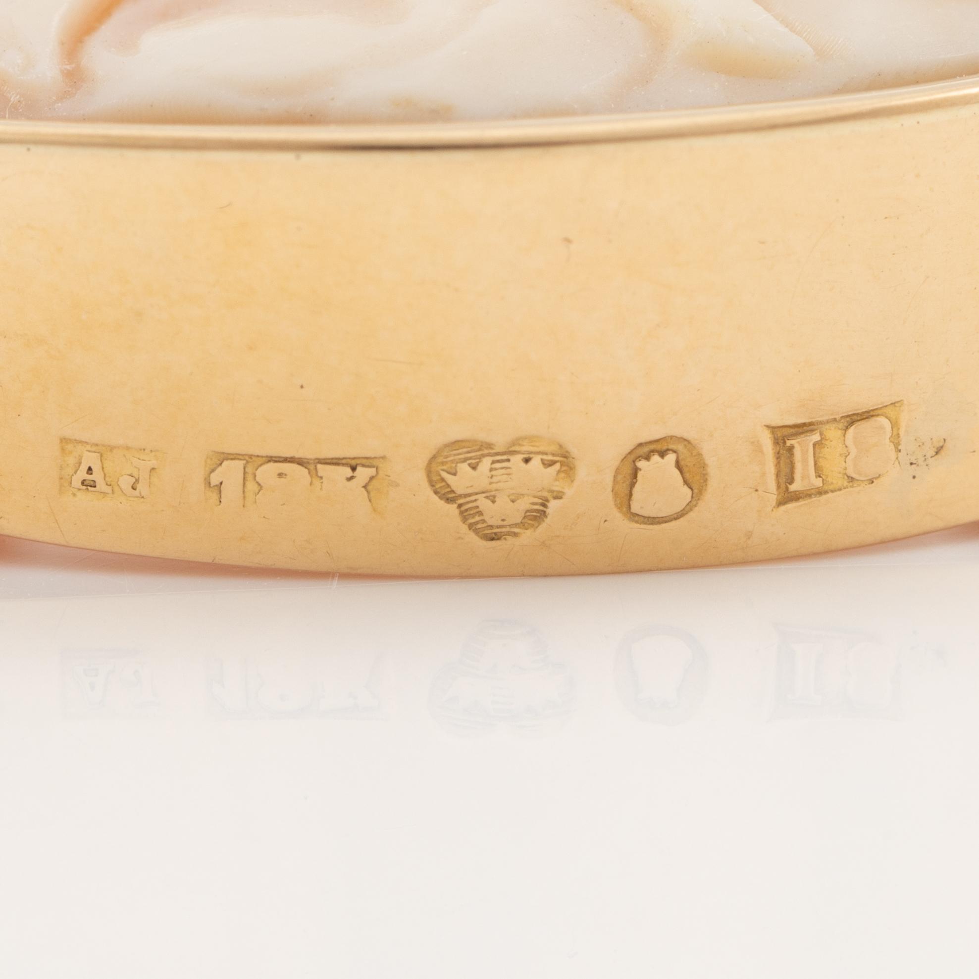 Pendant and brooch/pendant, 18K gold with shell cameos.