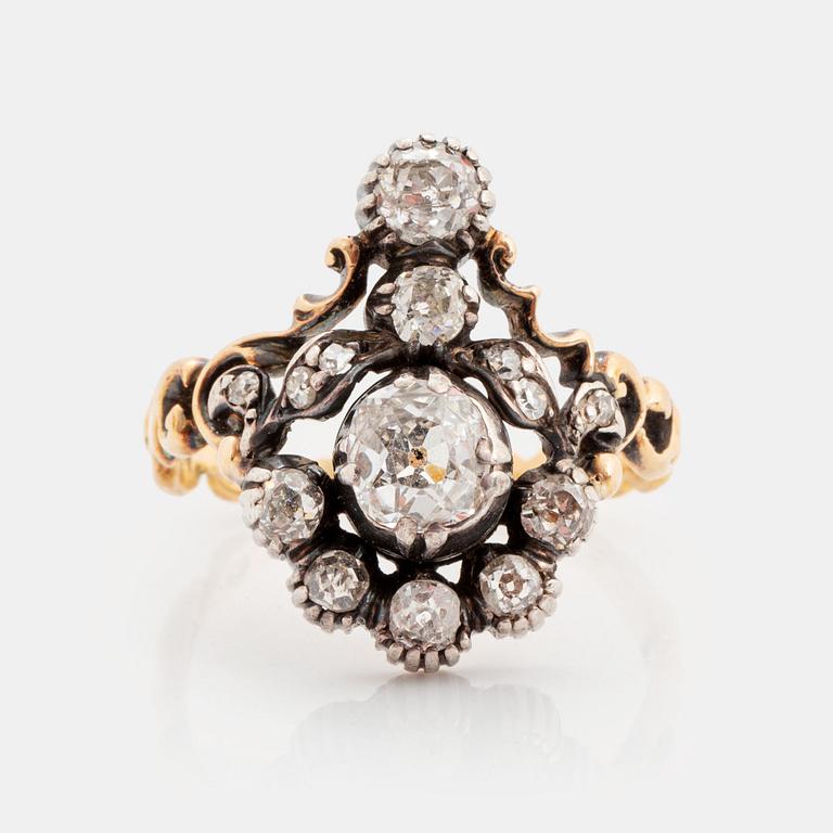 Ring 18K guld och silver med gammalslipade diamanter.