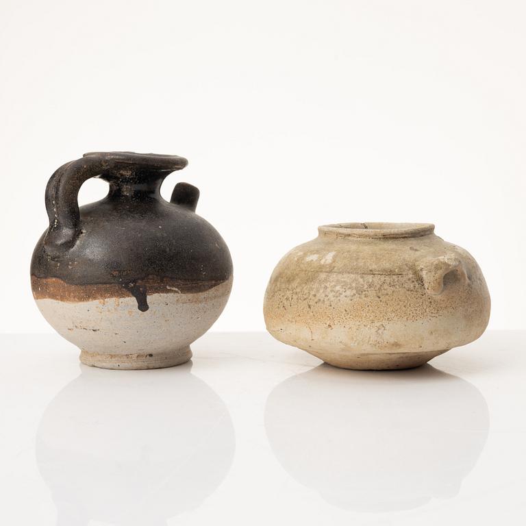 Krukor, två stycken, vaser, två stycken, skål och kanna, Mingdynastin (1368-1644.