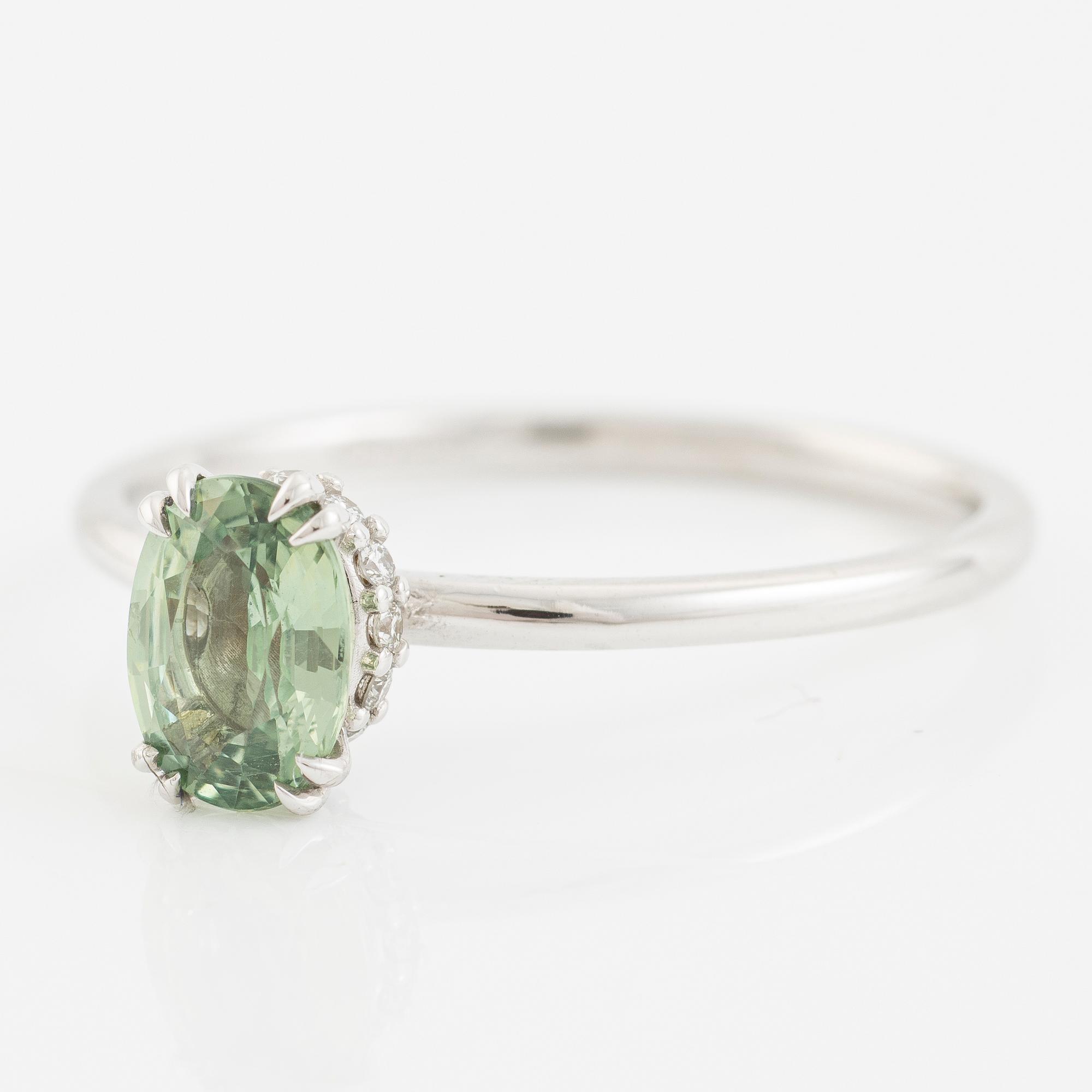Ring 14K white gold with green sapphire and brilliant-cut diamonds.