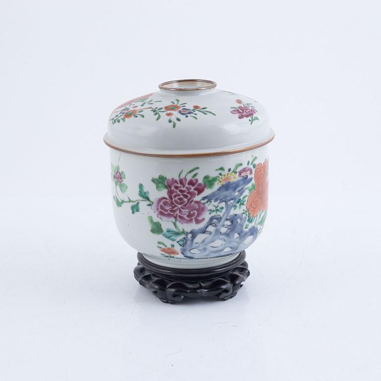 A Chinese porcelain jar with cover and a dish, Qingdynasty, 19th century/late 20th century.