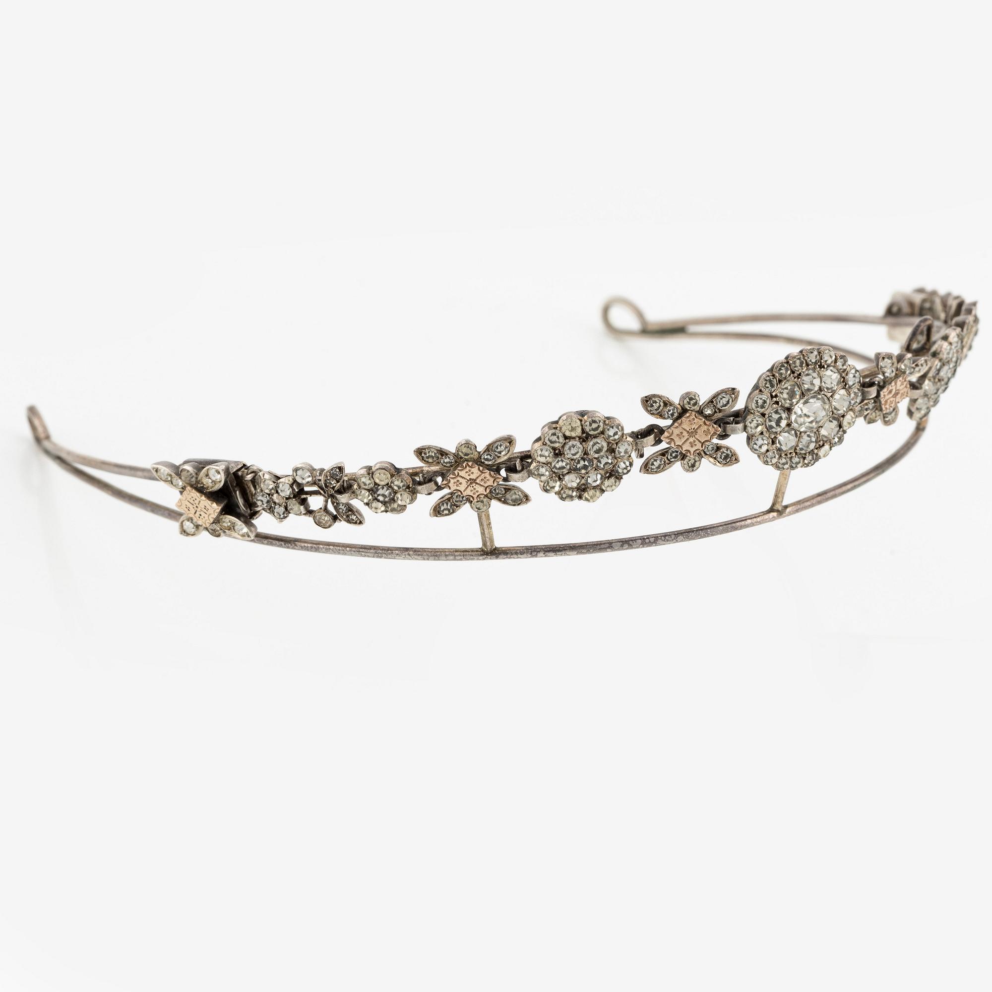 Diadem och ett par örhängen silver med paste, 1800-tal.