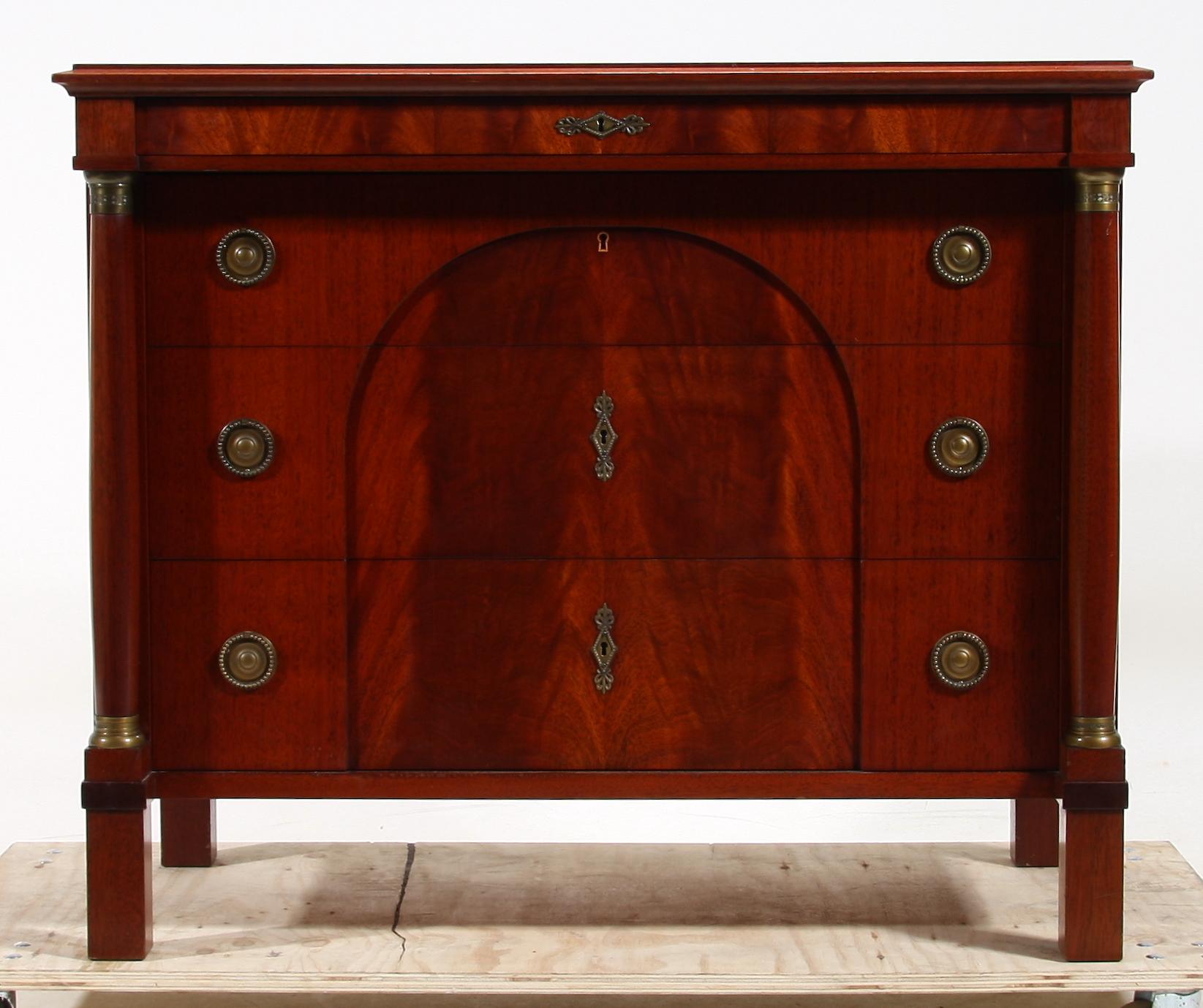 BYRÅ, empirestil, 1900-tal.