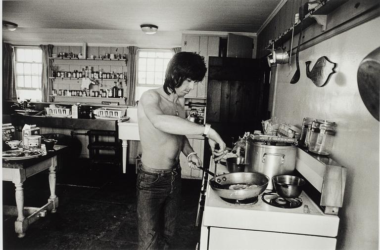 Ken Regan, "Keith Richards making breakfast, Montauk, NY",  1975.