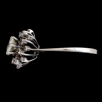 RING, 18 k vitguld och briljantslipad diamant ca 0.64 ct. Total vikt ca 3 g.