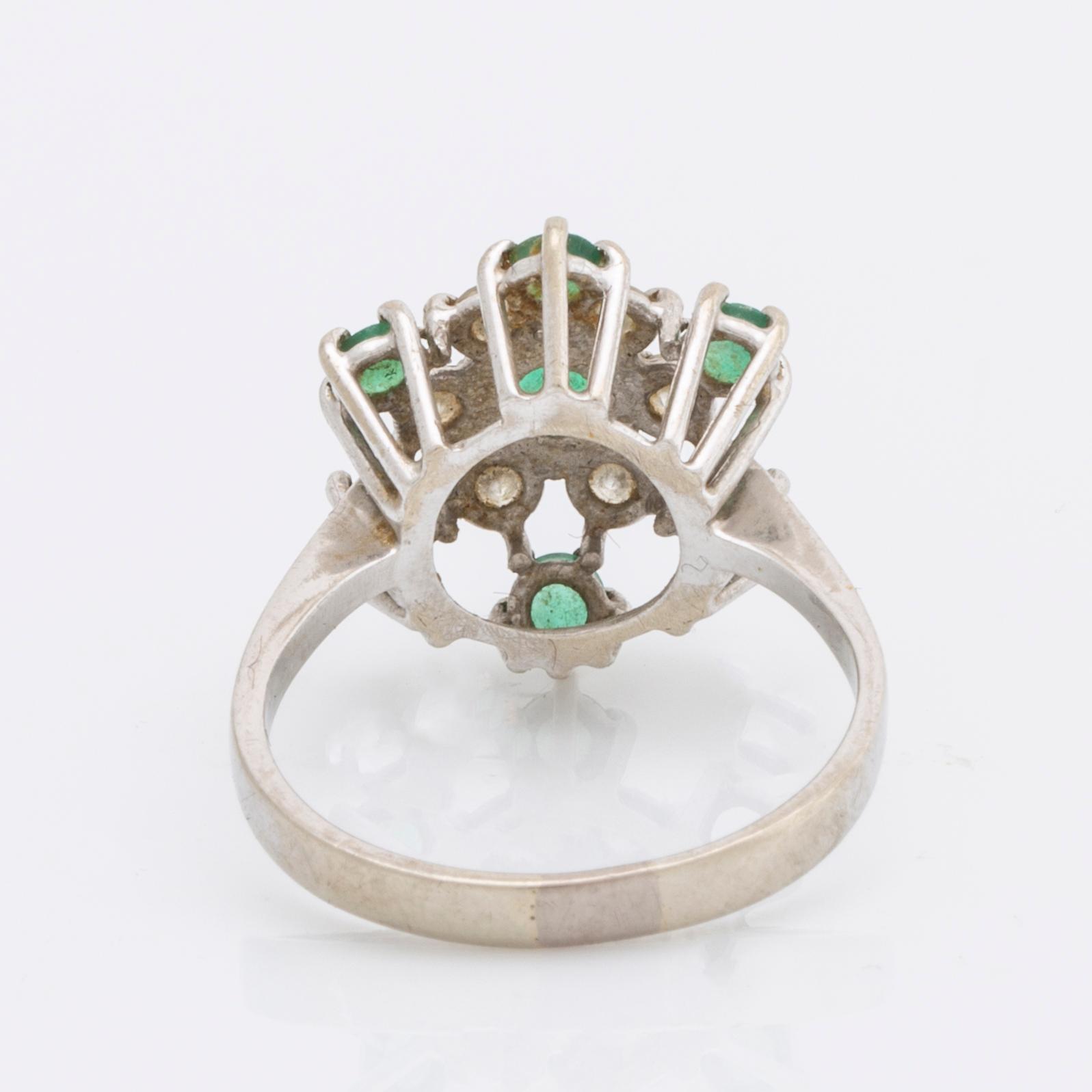 Ring 18K whitegold, brilliant-cut diamonds 0,36 ct inscribed and emeralds.