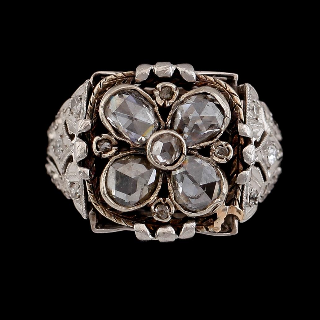 RING, vitguld, rosenslipade och gammalslipade diamanter. Vikt ca 7 g.