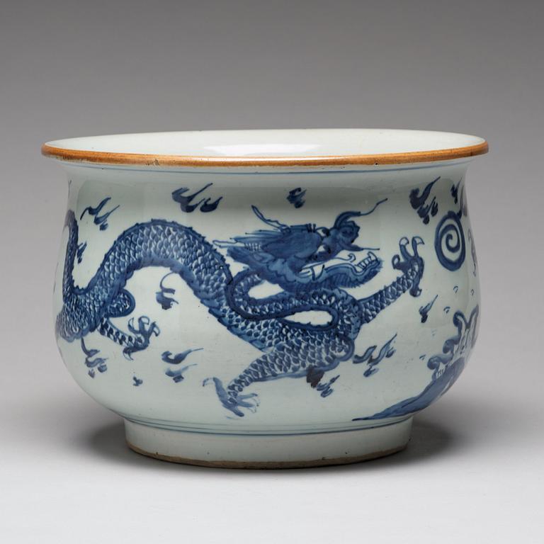 A large blue and white flower pot, Qing dynasty, 18th Century.