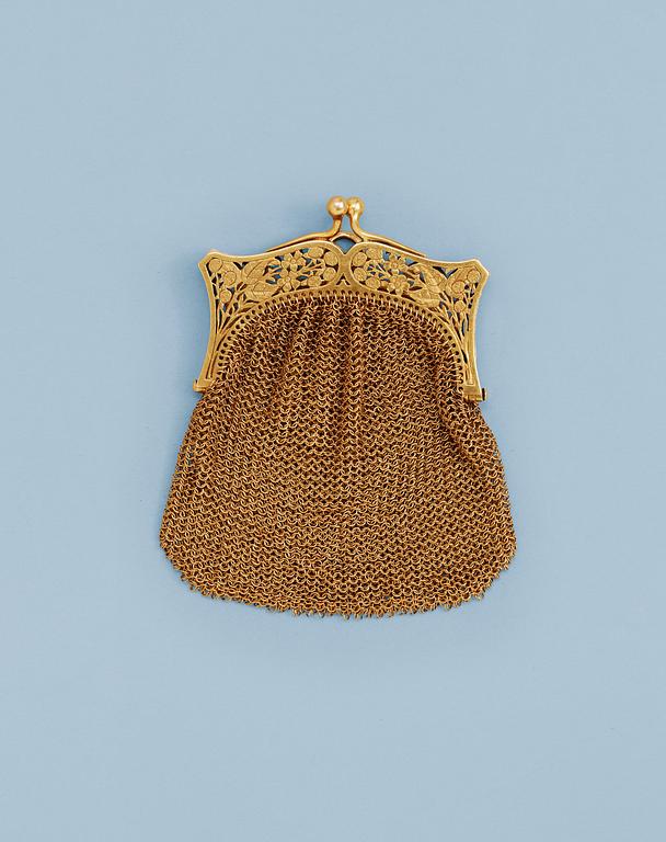 A FRENCH 19TH/20TH CENTURY GOLD PURSE.