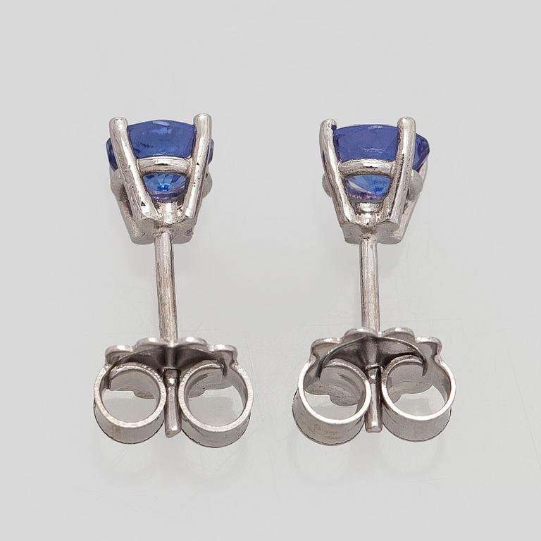 Korvakorut, 18K valkokultaa ja tanzaniitteja.