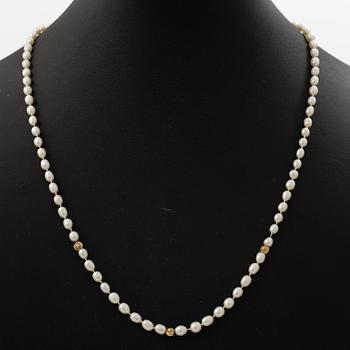 Cultured pearl necklace, with a shell-shaped clasp in 18K gold.