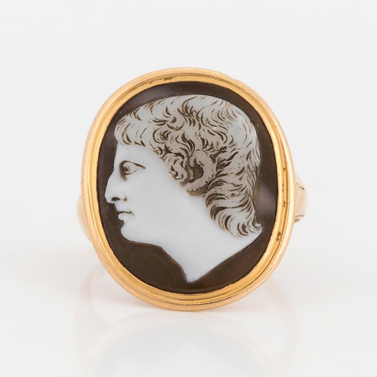 RING with carved cameo, 18K gold, antique.