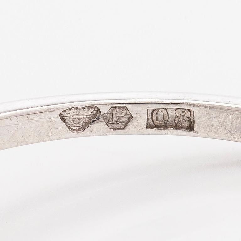 Sormus, platinaa ja briljanttihiottu timantti.