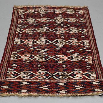 A semi-antique Turkman kilim, circa 189,5  x 96-104 cm.