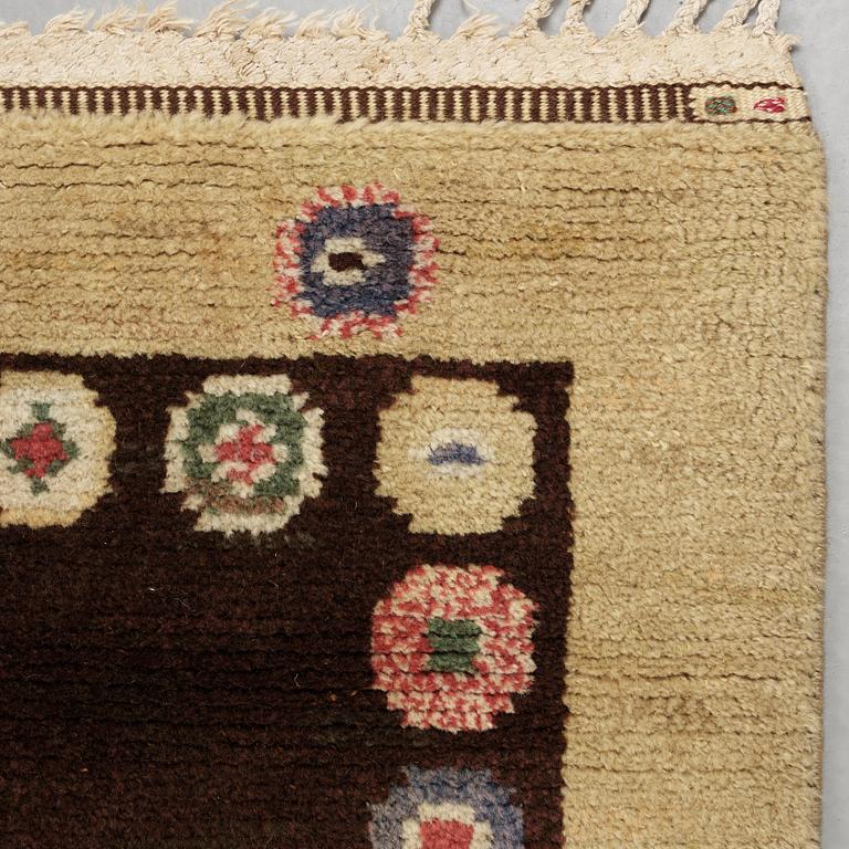 CARPET. "Tusenskönan" ("Bellis"). Knotted pile. 363,5 x 267 cm. Signed AB MMF.