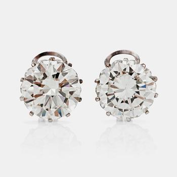 795. A pair of brilliant-cut diamond stud earrings. Total carat weight 14.24 cts.