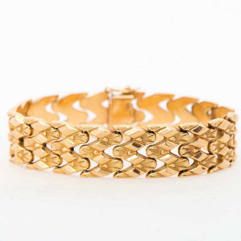 A BRACELET, 18K gold. Italy.