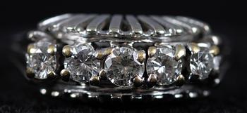 RING, vitguld samt 5 briljanter.