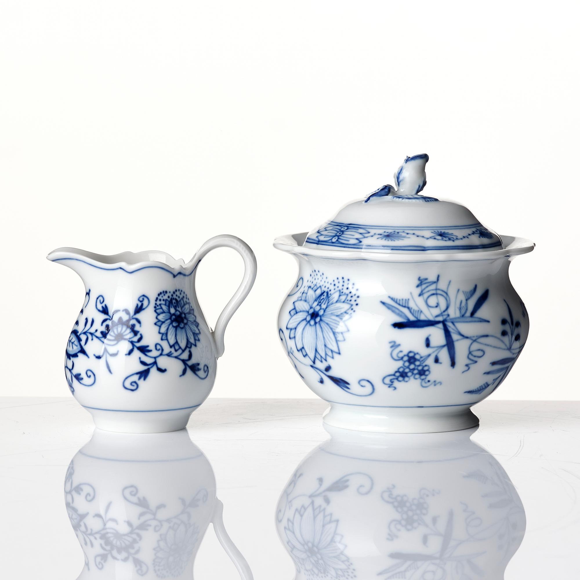 A coffeepot, sugarbowl, creamjug and a strainer, 'Zwiebelmuster', Meissen, Germany.