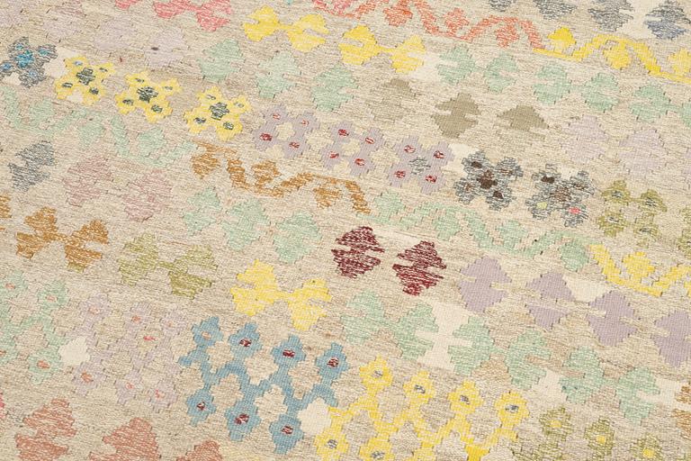 A kilim rug, c. 250 x 201 cm.