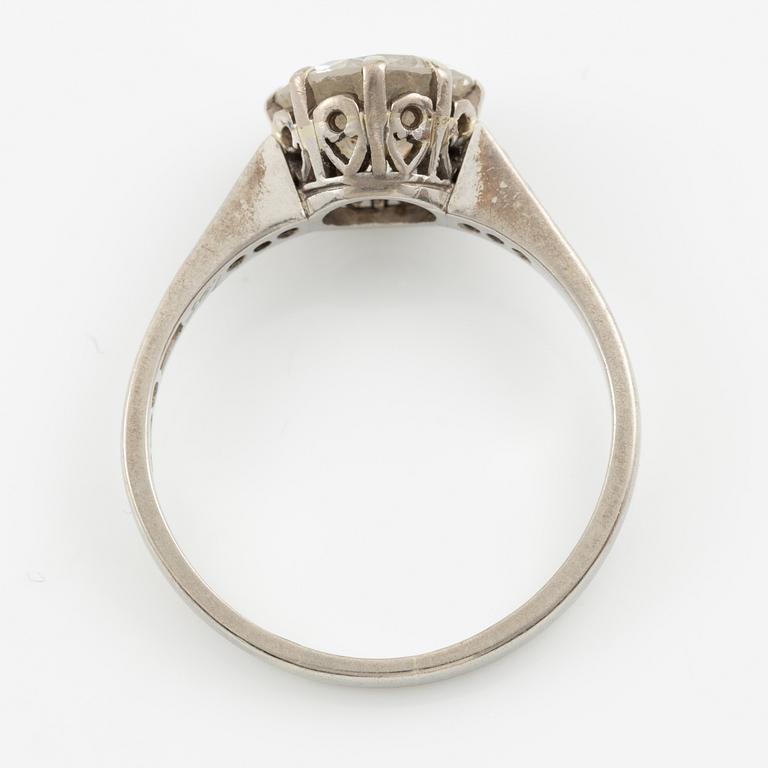 Ring in platinum with brilliant-cut diamond.