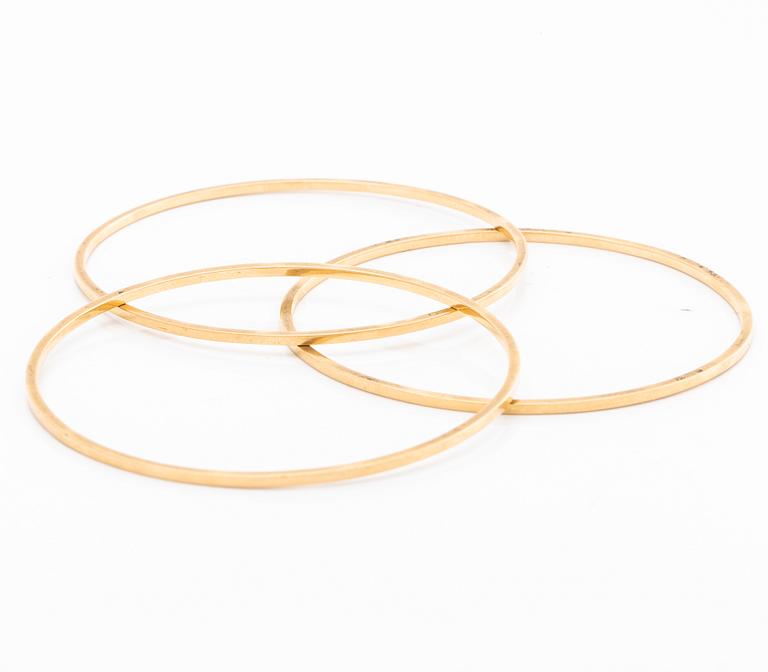 BANGLES, 3 identical, 18K gold,  inner circumference approx 19 cm, no opening mechanism.