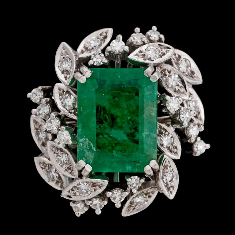 A step cut emerald ring, app. 3.50 cts, with diamonds, tot. app. 0.50 cts.