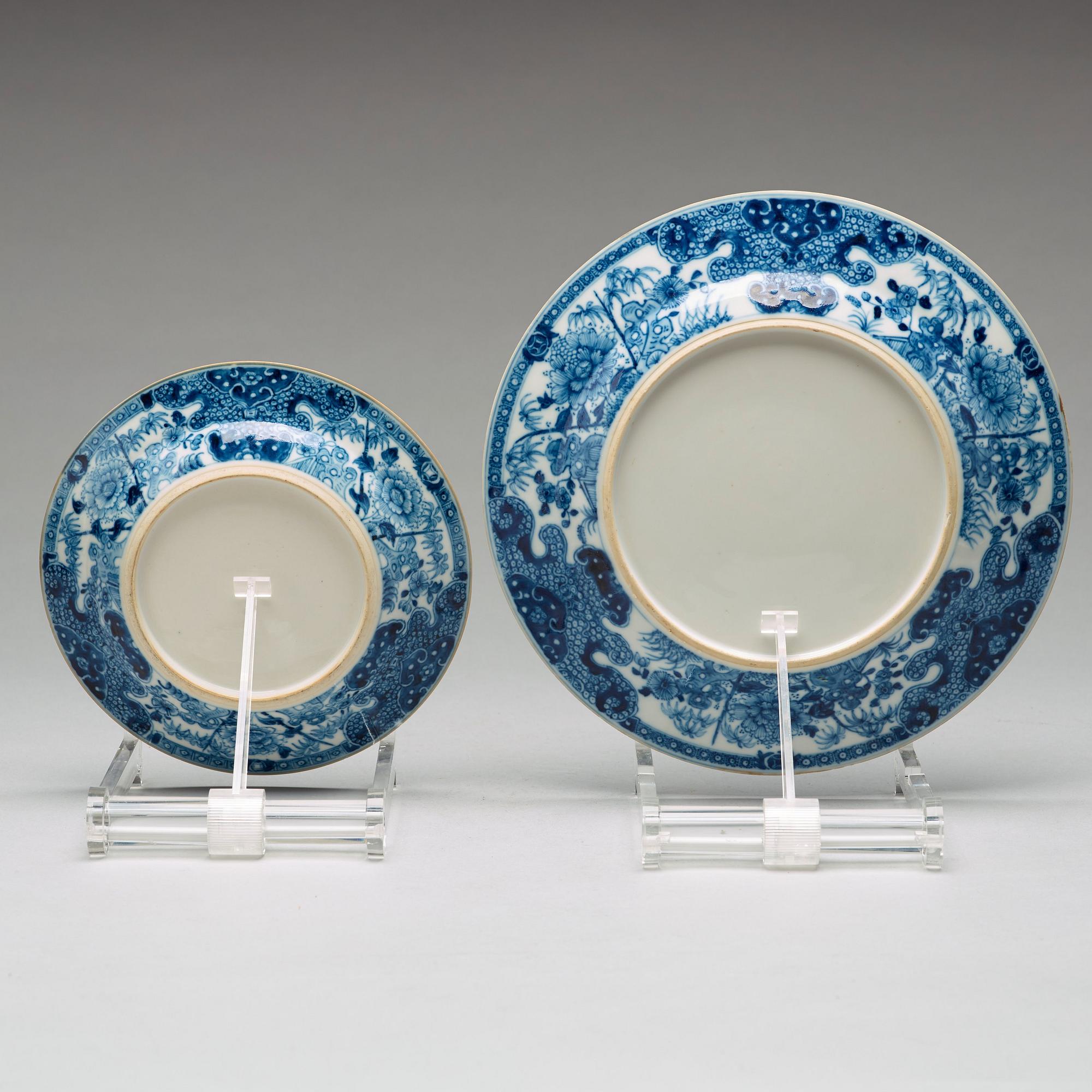 TALLRIKAR, 12 stycken, ASSIETTER, 10 stycken, samt SÅSSNIPA med FAT, kompaniporslin. Qingdynastin, Qianlong (1736-95).