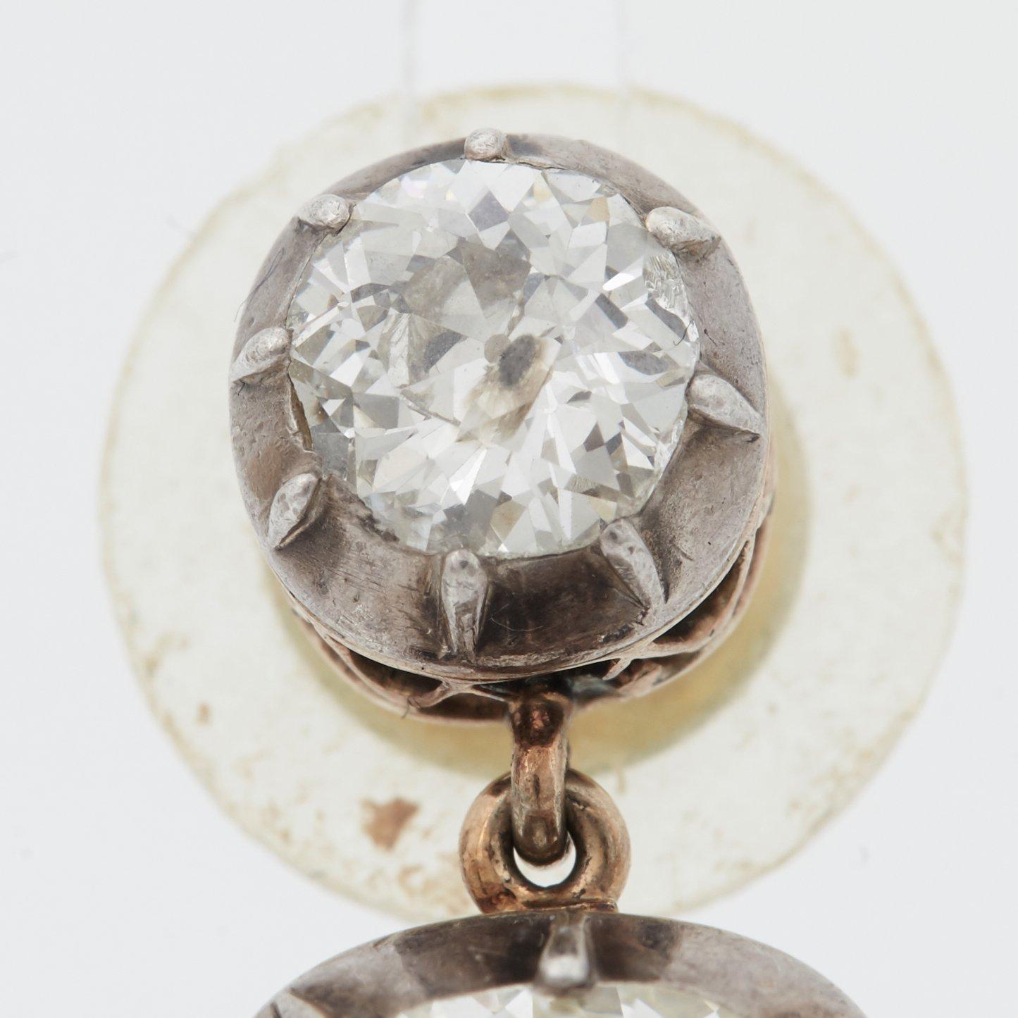 ÖRHÄNGEN med fyra gammalslipade diamanter.