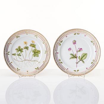 A set of 12 Royal Copenhagen 'Flora Danica' plates, Denmark, 20th Century.