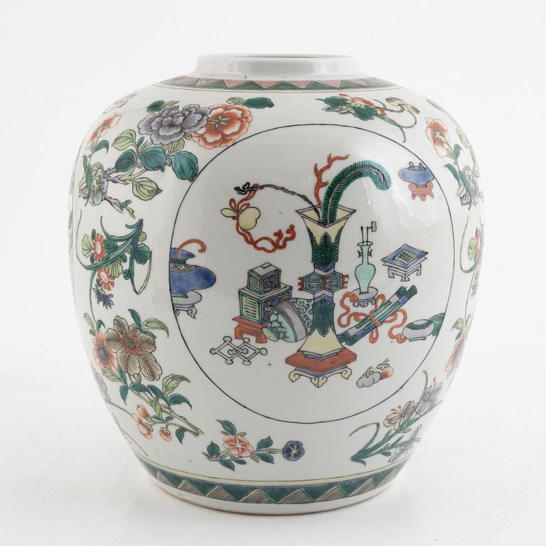 A Chinese famille verte porcelain jar, late Qing dynasty/20th century.