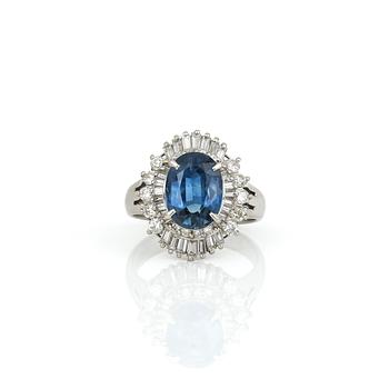 RING, platina med ovalslipad safir, ca 2,71 ct och diamanter, tot ca 1,04 ct. Total vikt ca  9,72 g.