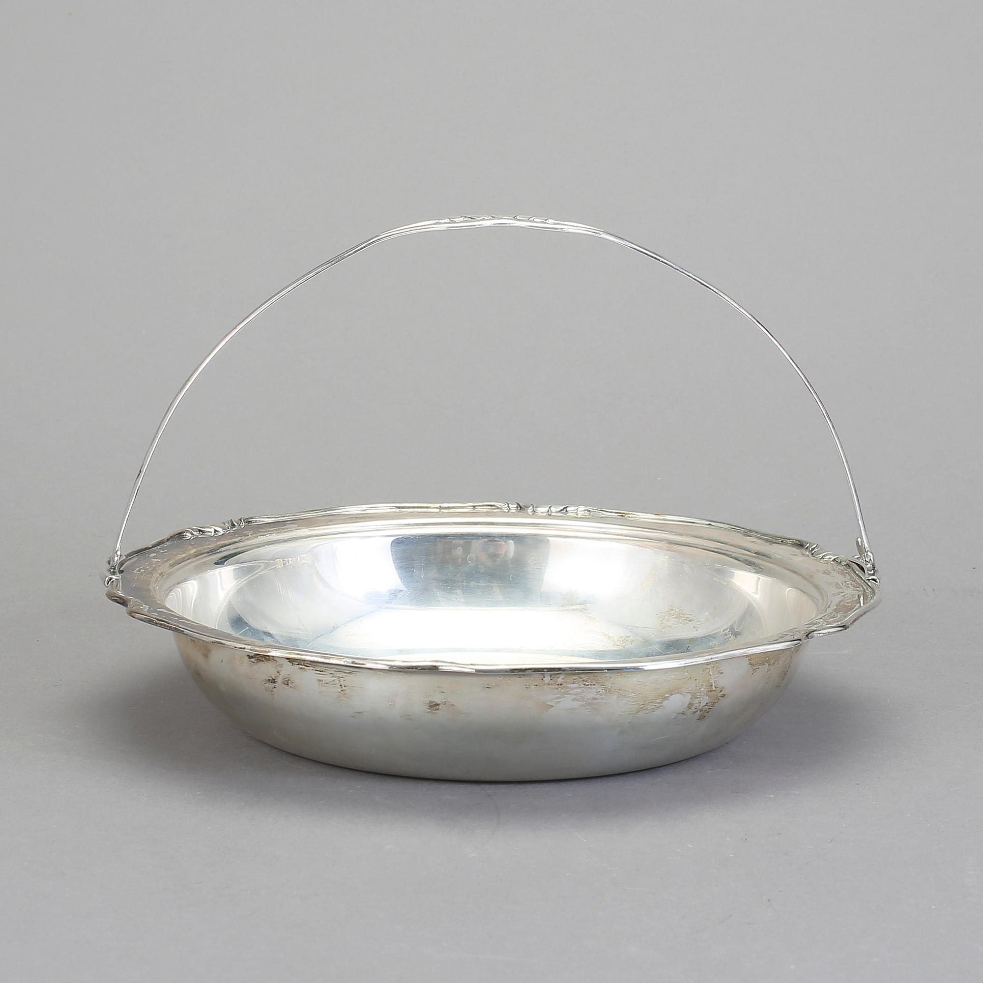 KAROTT MED HÄNKEL, silver, W.A. Bolin, Stockholm, 1934. Vikt ca 619 gram.