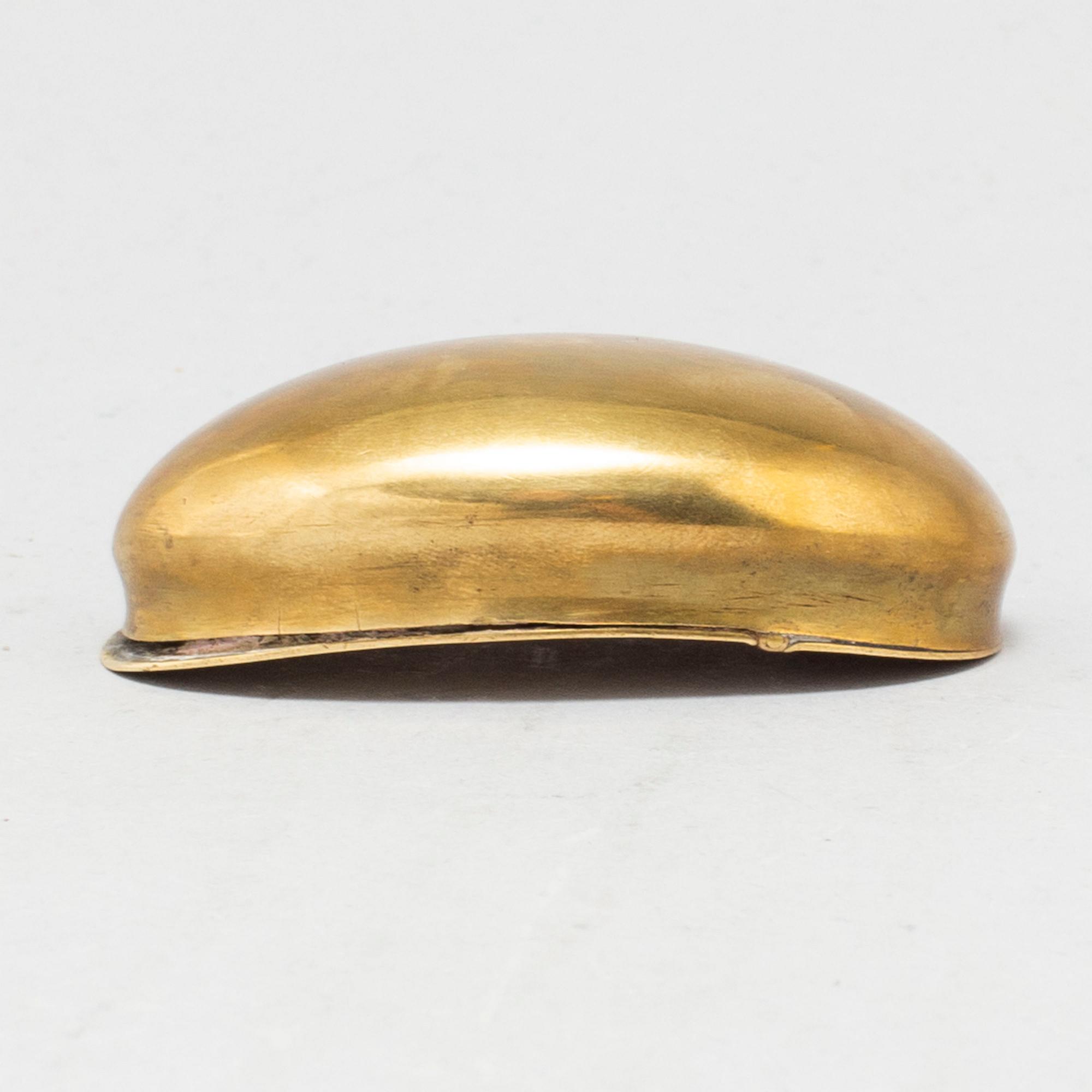 A BRASS SNUFF BOX, 18TH/19TH CENTURY.