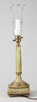 BORDSLAMPA, onyx och brons, 1900-talets början.