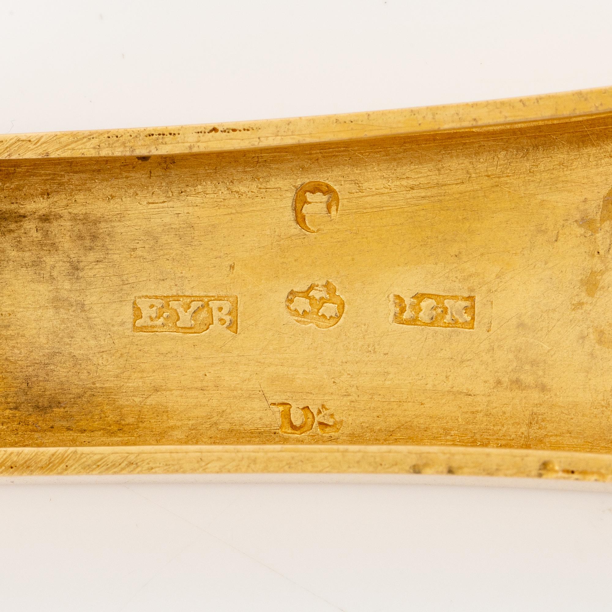 A Swedish 18K gold case, Erik Ytterbom, Stockholm 1810 and a 18K gold spatula, Gustaf Möllenborg, Stockholm 1866.