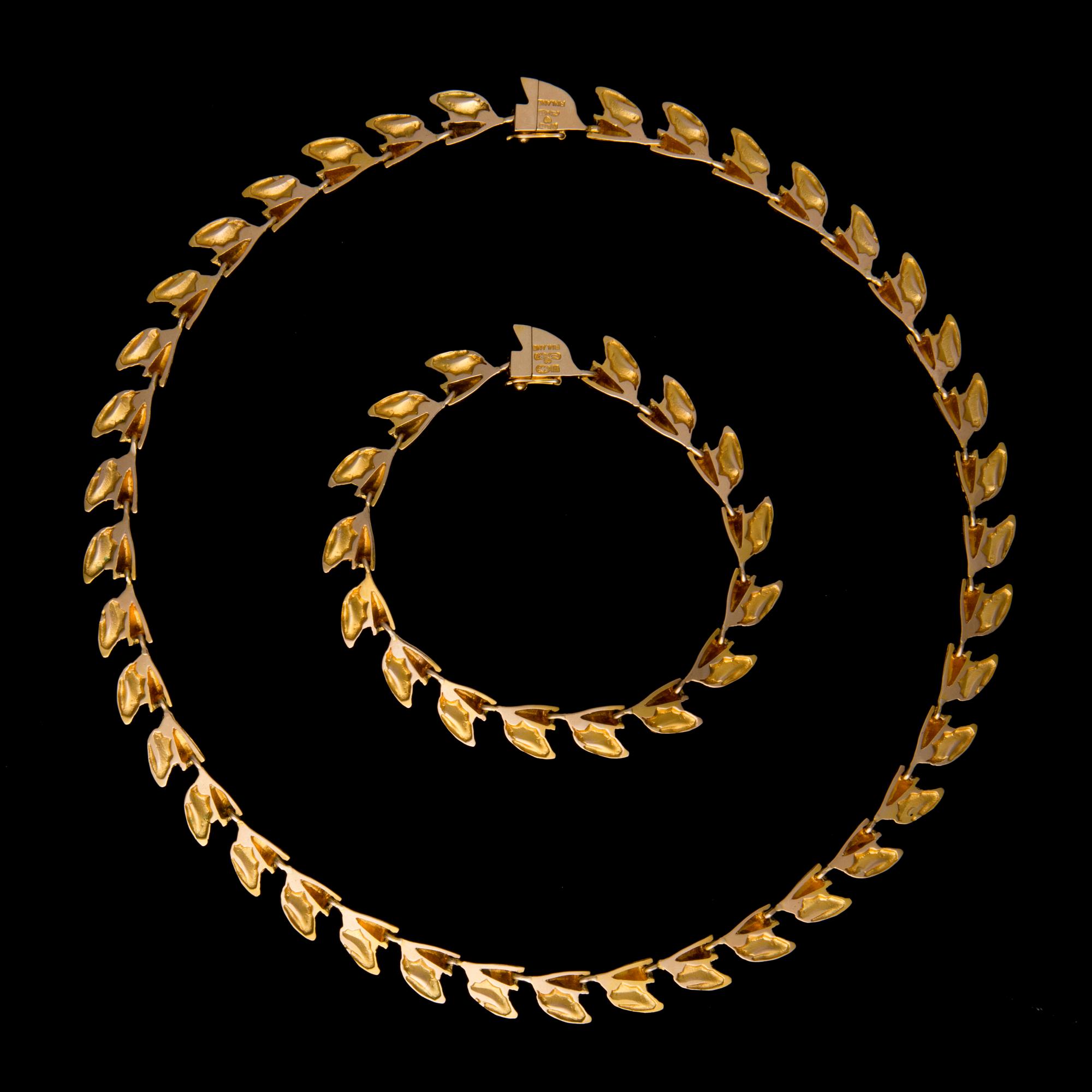 BJÖRN WECKSTRÖM, COLLIER OCH ARMSMYCKE. 14K guld. Rullande vågor. Lapponia 1969.