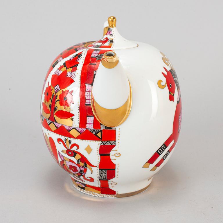 A Lomonosov porcelain teapot with cover, Soviet union.