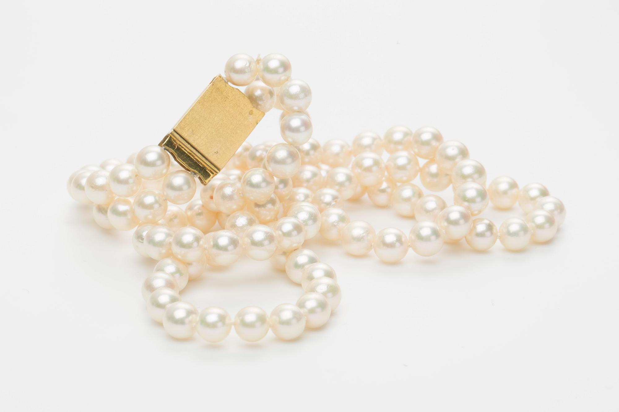 PÄRLCOLLIER, två-radigt, odlade saltvattenspärlor med lås i 14K guld.