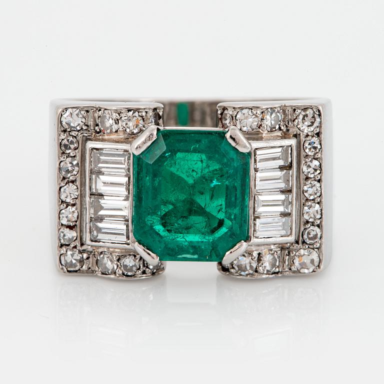 A WA Bolin platinum ring set with a faceted emerald with a weight of ca 2.30 cts.