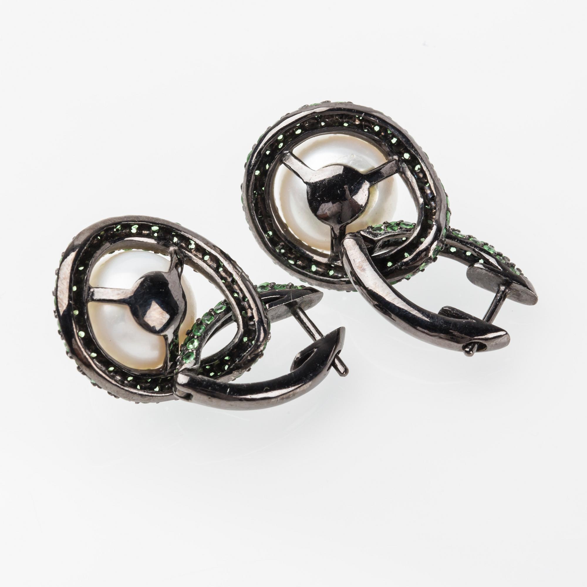 ÖRHÄNGEN, oxiderat silver med odlade saltvattenspärlor samt gröna fasettslipade stenar.