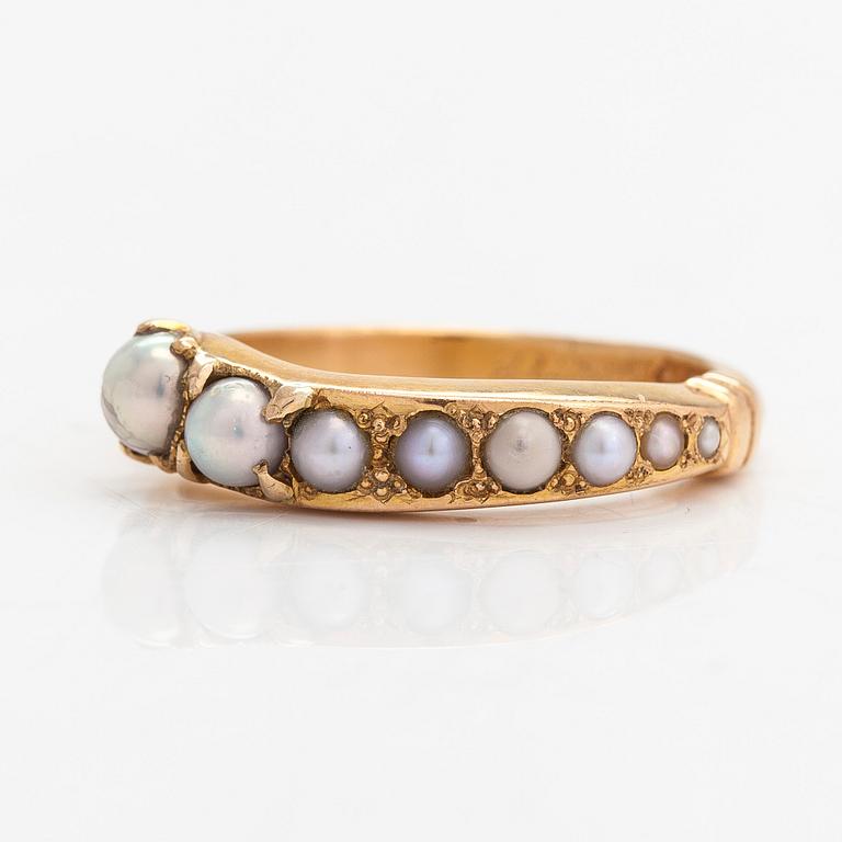 An 18K gold ring with cultured pearls, Helsinki 1995.